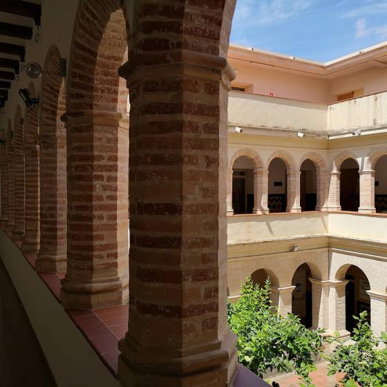 Vistes al pati del Convent des de l'Escola d'Art i Cultura