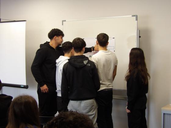 L'alumnat de 1r de batxillerat de l'INS CAMPCLAR realitzant l'activitat