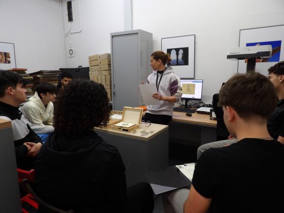 L'alumnat de l'INS Vidal i Barraquer realitzant l'activitat