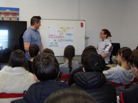 L'alumnat de l'INS Vidal i Barraquer realitzant l'activitat