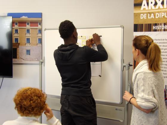 L'alumnat de l'INS Torreforta realitzant l'activitat