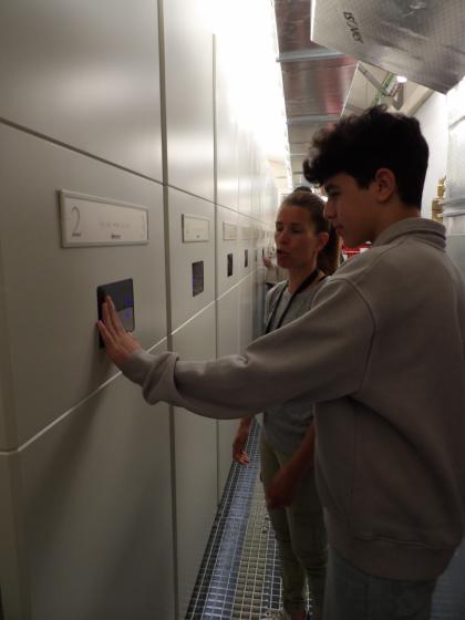 Alumnes de 1r de BAT de l'INS Torreforta realitzant l'activitat
