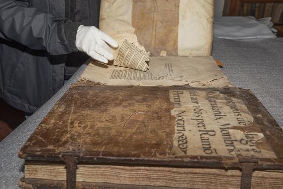 Restauració de les obres de la biblioteca d'en Toda