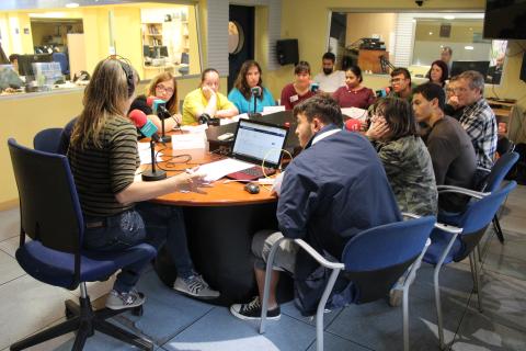 Un grup d'alumnes del Col·legi Sant Rafael participa al programa "L'aventura de Conversar" de Tarragona Ràdio 