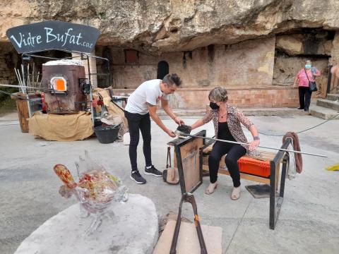 La presidenta de la Diputació de Tarragona dona suport a la tradició vidriera en la seva visita a la Festa del Vidre Artesà de Vimbodí i Poblet, Vitrum