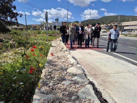 La presidenta Llauradó, l'alcalde Nin i altres autoritats i veïnat han recorregut els 2 km del vial per a vianants