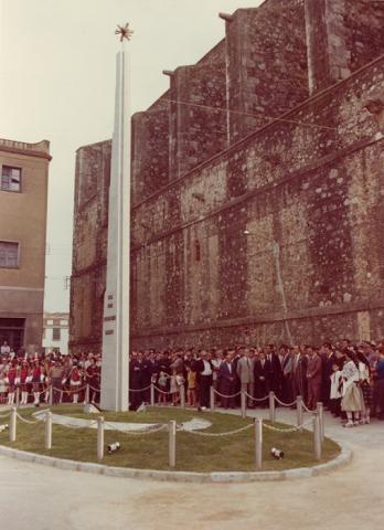 L’obra la va idear l’arquitecte Josep Piqué Iserte (Montbrió del Camp, 1913 - 2012), com un monòlit esvelt de marbre blanc