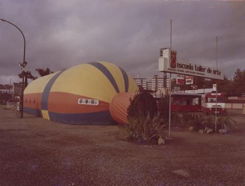 exterior del Pavelló de l'antiga Escola Taller d'Art de la Diputació a la Fira de Mostres de Reus de 1972