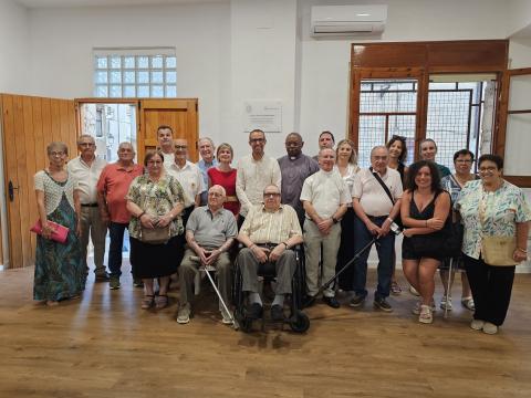 Representants del Casal de Jubilats i Jubilades i de les diferents institucions i entitats que han fet possible el nou local
