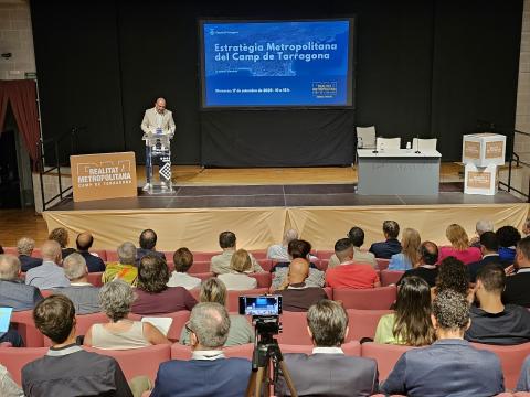 El diputat Vale Pino donant la benvinguda als assistents.