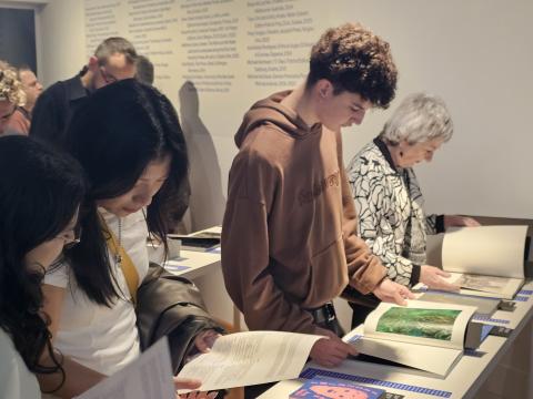 La mostra inclou una trentena de publicacions