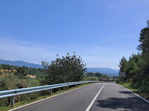 Aquest mes d’abril han finalitzat les obres de renovació i d’instal·lació de nova barrera de seguretat a la carretera TV-3541, de Paüls a Xerta