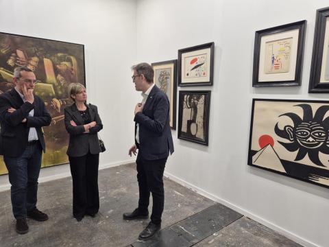 La presidenta de la Diputació, Noemí Llauradó,  i el diputat delegat de Promoció Social i Cultural, Óscar Sánchez, durant la seva visita a ARCO