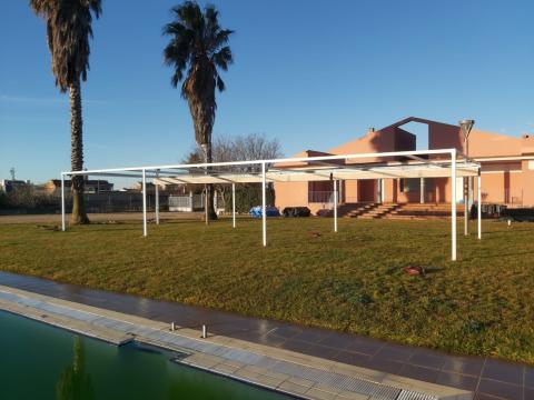 Nova zona d'ombreig a la piscina municipal