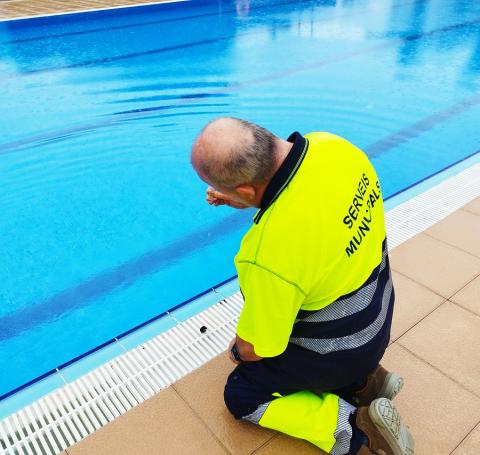 Un tècnic municipal reaitzant el control de la piscina a la Selva del Camp