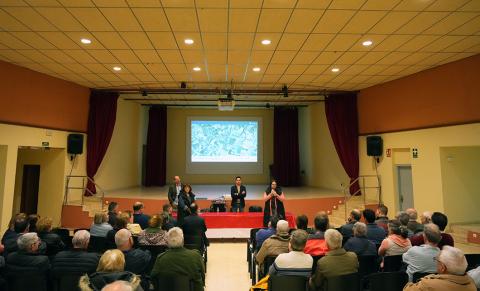 La diputada Iris Castell, en la persentació al veïnat de la comarca (foto: Aubergedigital)