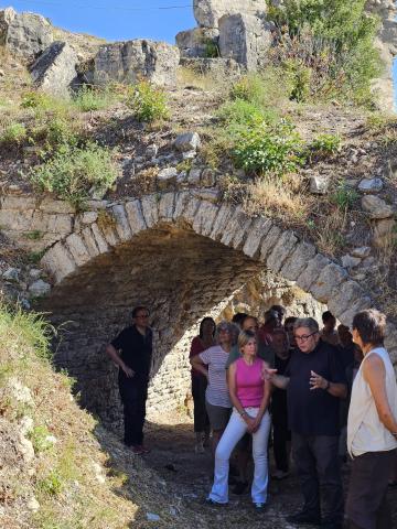 Un moment de la visita que s'ha realitzat durant la inauguració de les millores al castell