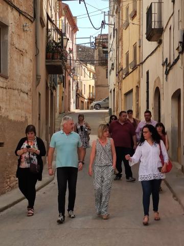 En primer terme, Carme Ferrer, Jordi Sànchez, Noemí Llauradó i Marta Blanch, al carrer Major de Nulles