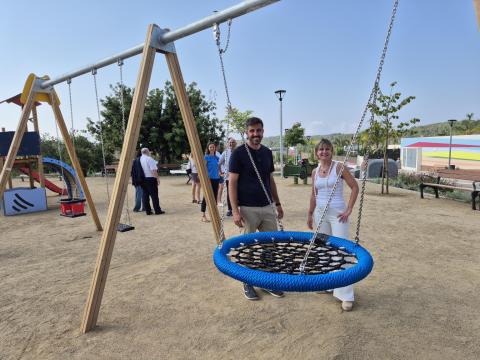 La presidenta de la Diputació i l'alcalde de la Riera de Gaià al parc de la piscina