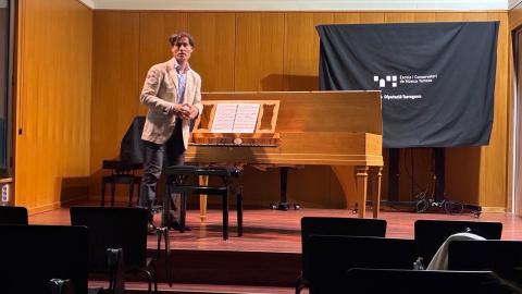 El recital del clavecinista Pablo Gómez va inaugurar el cicle, el passat 10 d’abril, a la Sala Pedrell del Conservatori