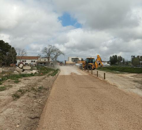 Les màquines treballant a la Via Verda de la Val de Zafán