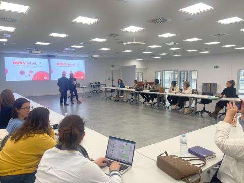 La iniciativa combina formació especialitzada, assessorament individual, sessions de dinamització i mentories