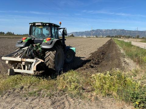 Un tractor treballant en aquesta zona durant el primer dia d'obres