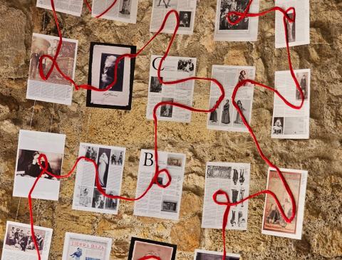 Al Portal de Sant Antoni s'hi ha instal·lat Fils d’història, de Lídia Pérez i Karma García