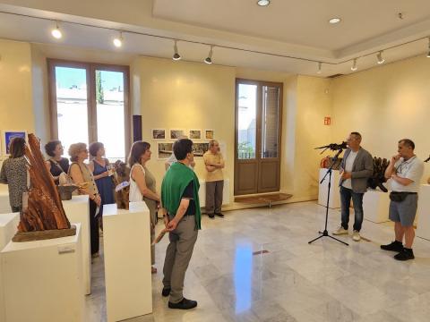 El diputat delegat de Promoció Social i Cultural, Óscar Sánchez, i l'artista Joan Baiget durant la inauguració de l'exposició