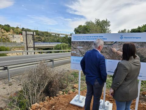 La diputada delegada d'Infraestructures del Territori, Iris Castell, i l'alcalde d'Amposta Adam Tomàs a la Via Verda