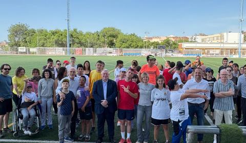 La presidenta Llauradó amb alumnes d'educació especial de la Diputació