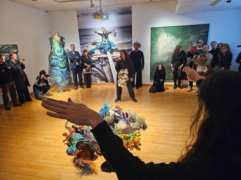 Un moment de la performance que va oferir Mariaelena Roqué durant la inauguració de la mostra que exposa actualment al MAMT