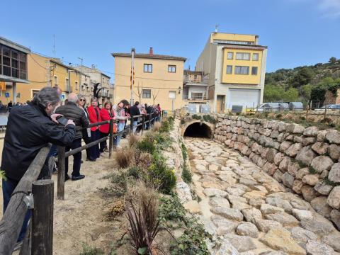 Un moment de la visita a l'obra que s'ha dut a terme al torrent