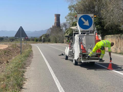 Uns operaris treballant en aquesta via