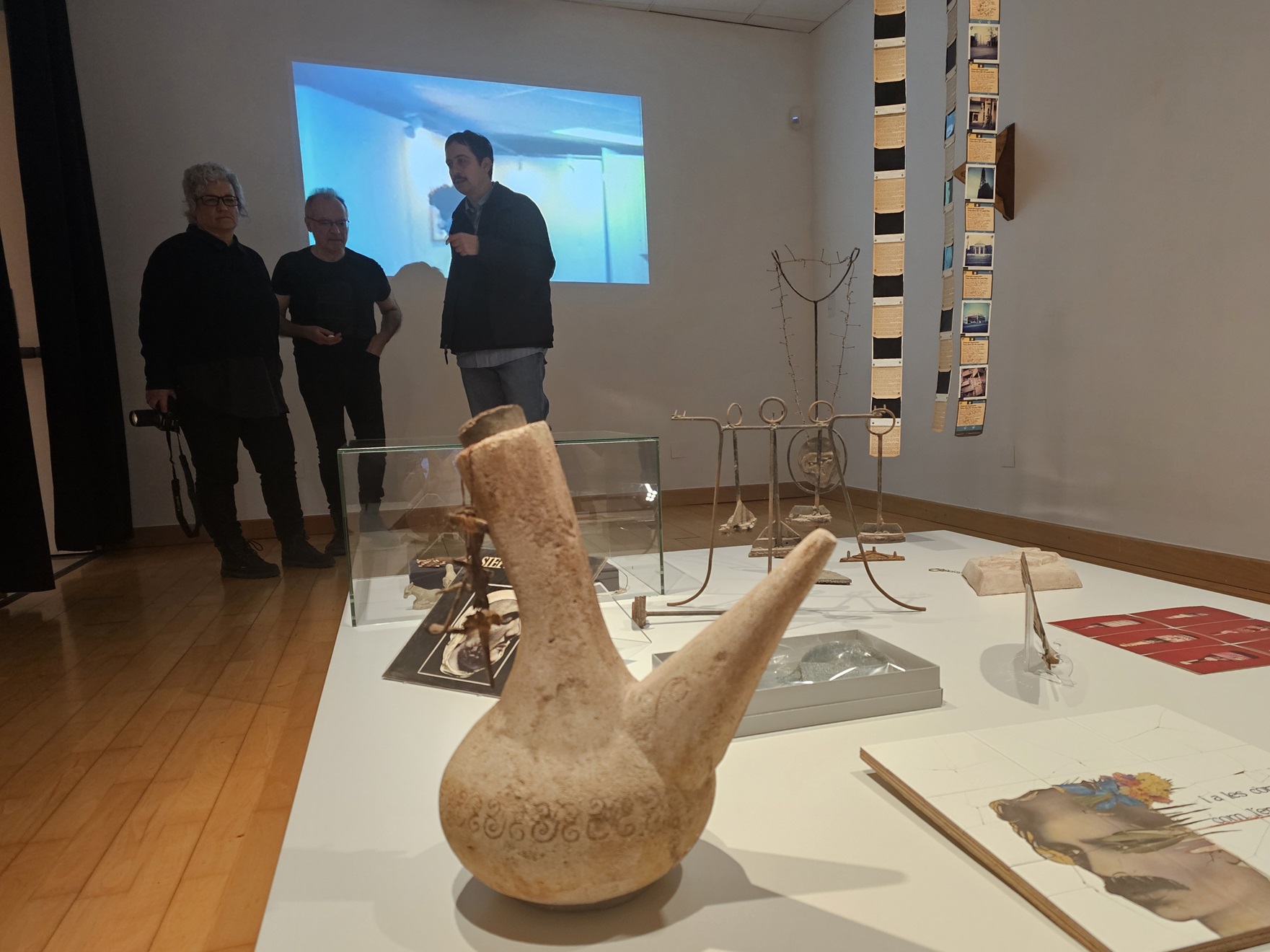 L'exposició contñe objectes, fotografies, postals i projeccions