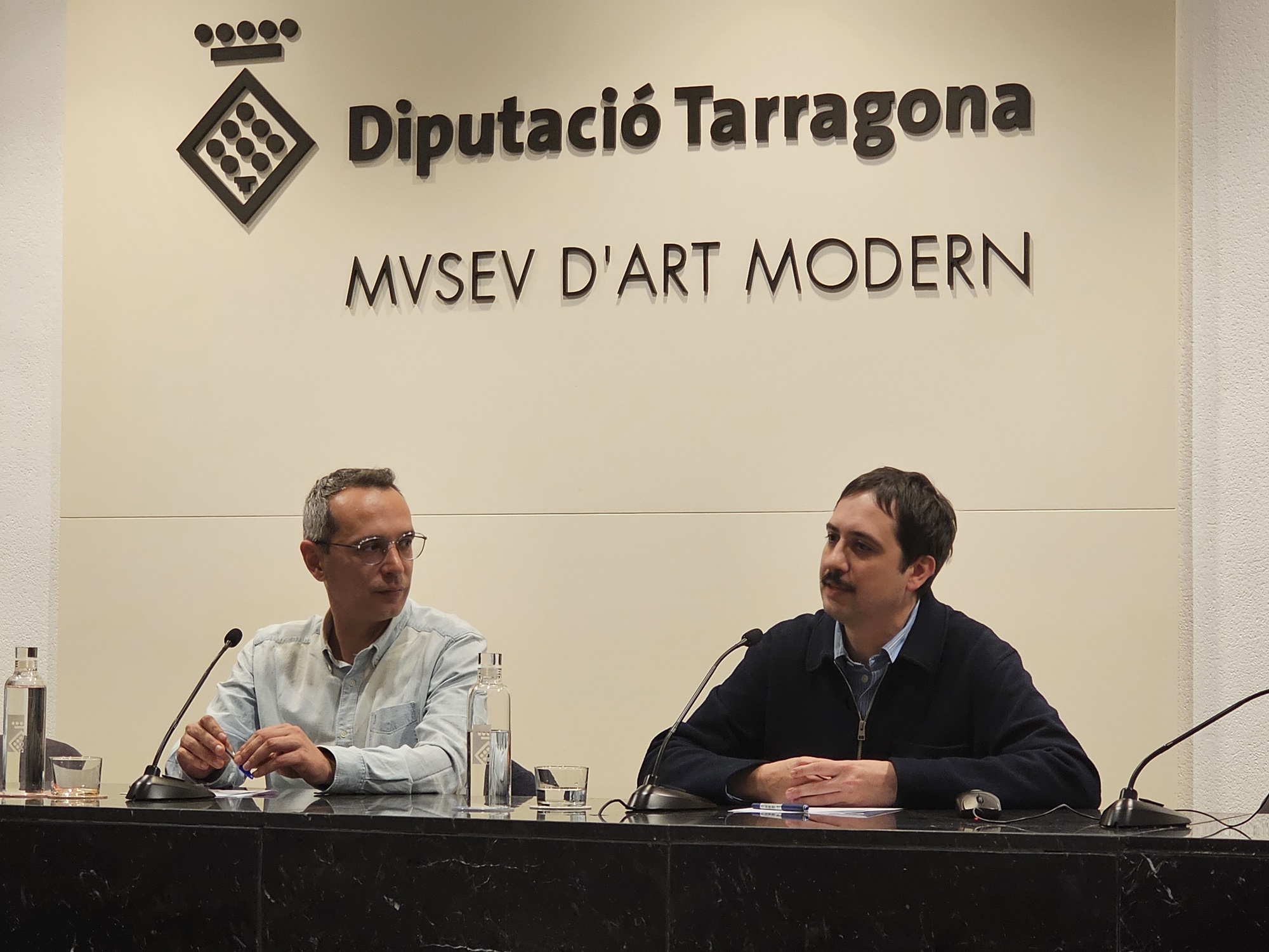 El diputat Òscar Sánchez i el comissari de la mostra, Marc Navarro