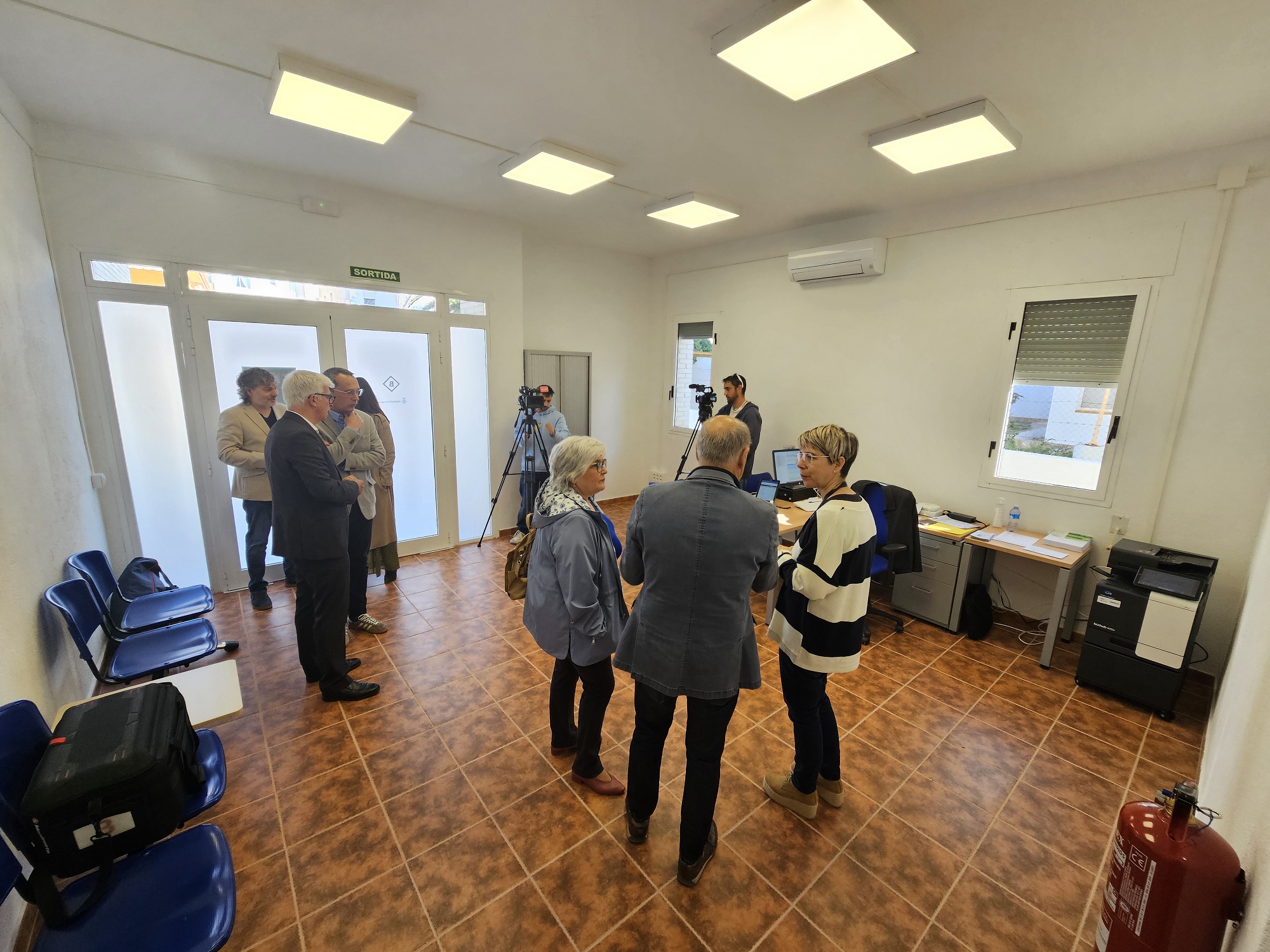 El Punt d'atenció de BASE està situat en un espai de 40 metres quadrats al carrer de Ventura Gassol, als baixos de l'Ajuntament