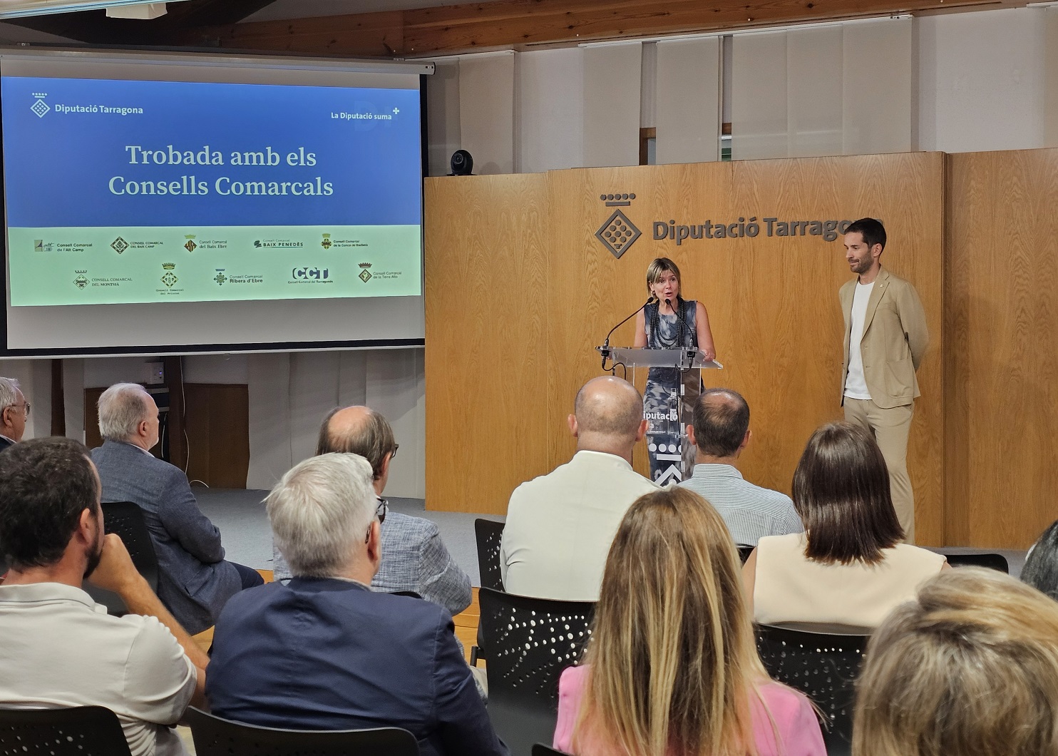 La presidenta Noemí Llauradó durant la seva intervenció, acompanyada del diputat Marc Bigordà