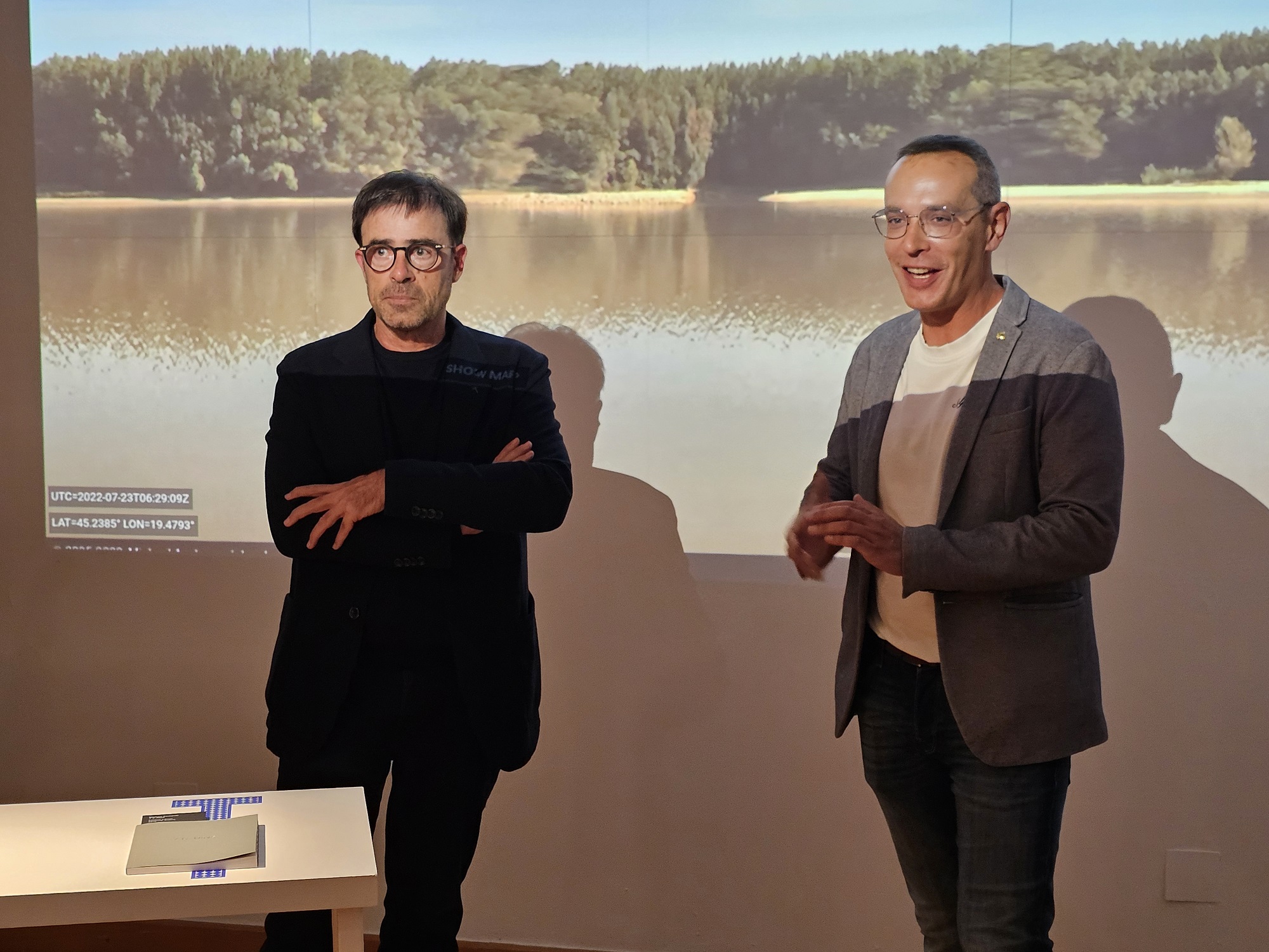 El diputat de Promoció Social i Cultural, a la dreta, durant la inauguració de l'exposició. Al costat, el director de l'SCAN, Jesús Vilamajó