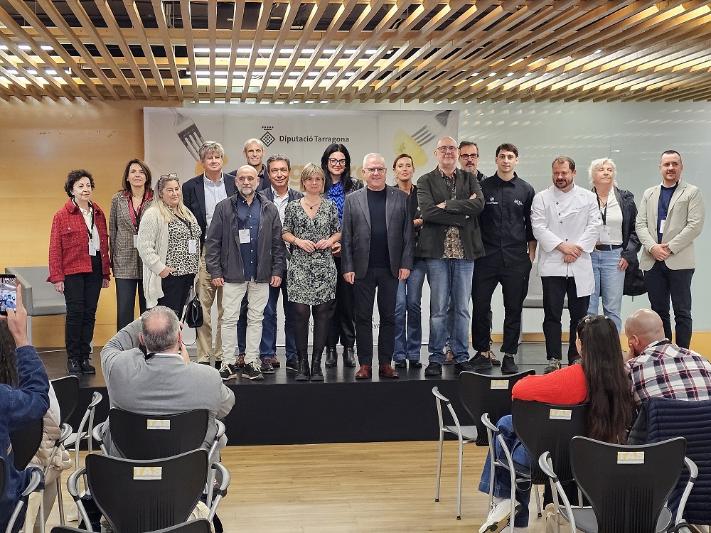 Els ponents i els representants de les institucions i les entitats que han participat a la jornada 
