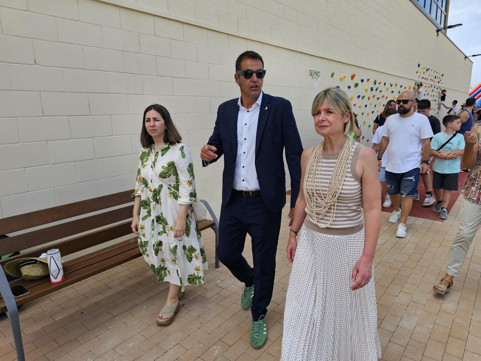 La delegada, Lucía López; l'alcalde, Arnau Guasch i la presidenta, Noemí Llauradó