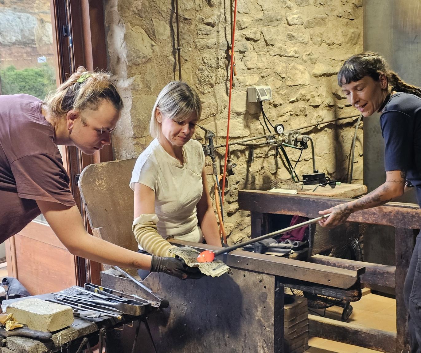 Les vidrieres del Museu i Forn del Vidre de Vimbodí, convidant la presidenta de la Diputació a fer de vidriera