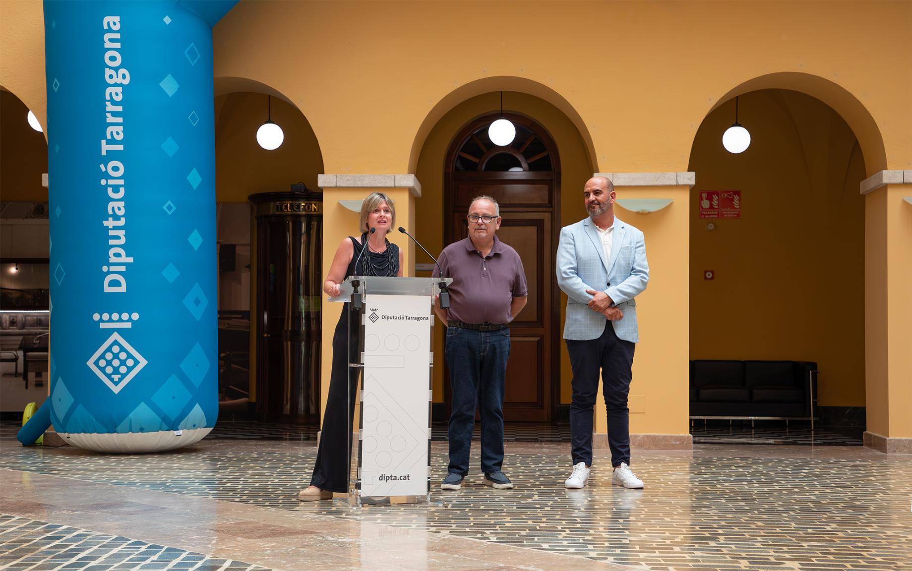 La presidenta de la Diputació durant l'acte de lliurament dels nous arcs d'arribada