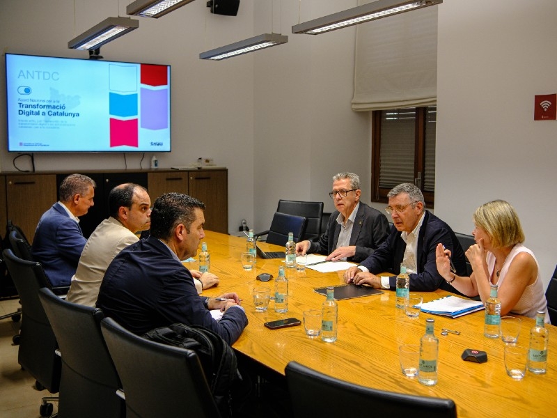 Sessió de treball amb el secretari de Governs Locals i de Relacions amb l’Aran de la Generalitat; el secretari de Telecomunicacions i Transformació Digital de la Generalitat, i el director de l'AOC
