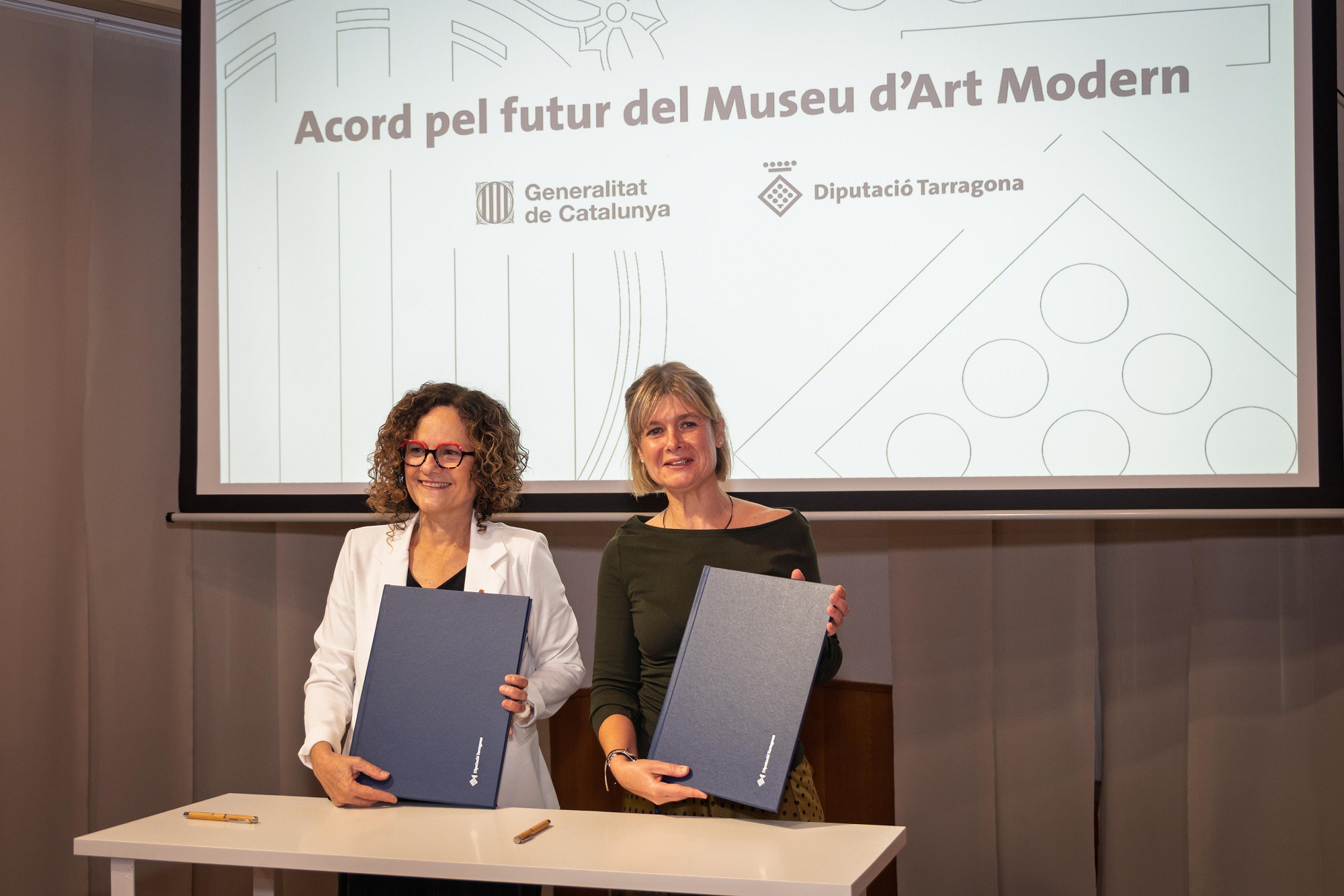 La presidenta de la Diputació i la consellera de Cultura després de signar l'acord