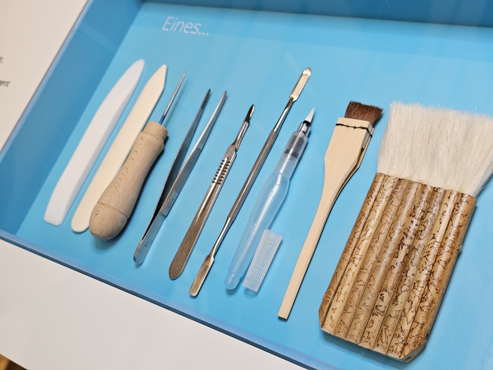 Diferents eines de restauració que es mostren a l'exposició