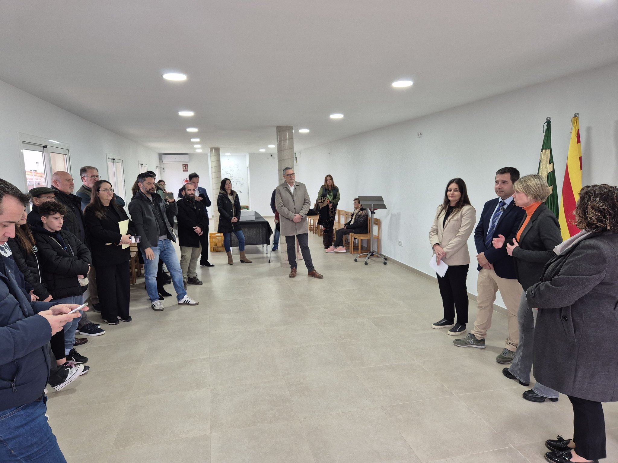 l'equipament dona servei a infants i joves del municipi com a centre de reunió, de tallers i d’activitat