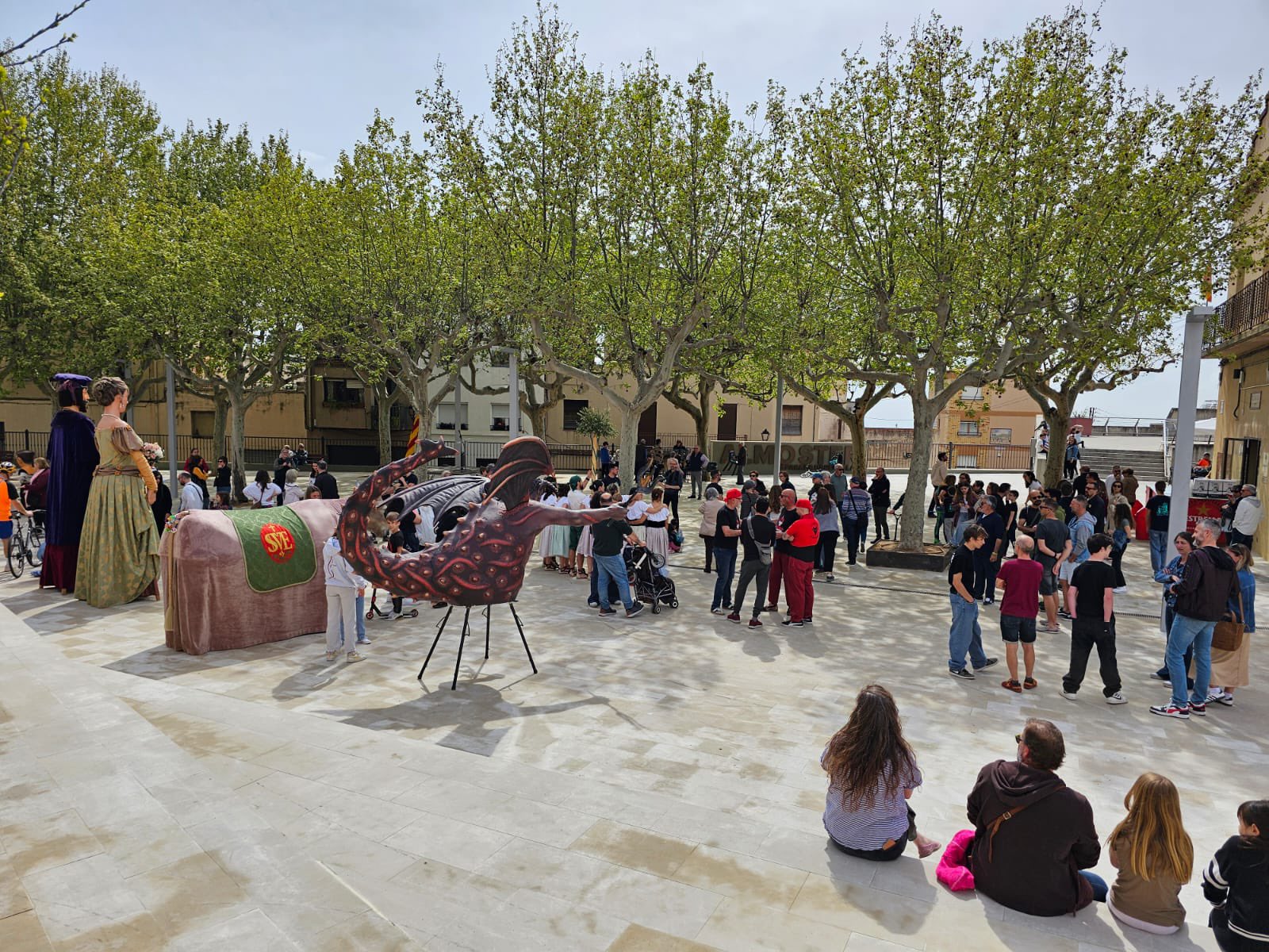 L’acte d’inauguració de la plaça Josep Rosselló ha inclòs la descoberta de la placa commemorativa i l’actuació dels elements del seguici festiu i els balls populars