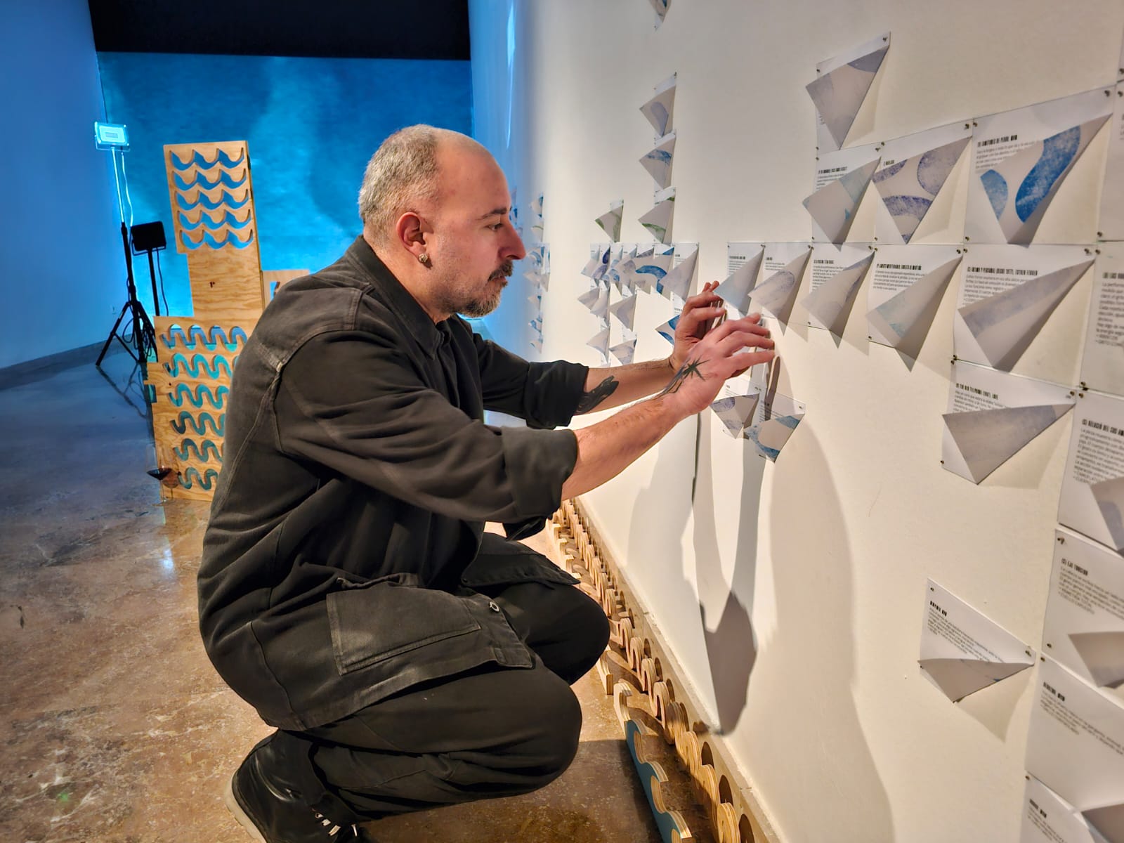 Marc Vives en una de les sales del Museu d'Art Modern