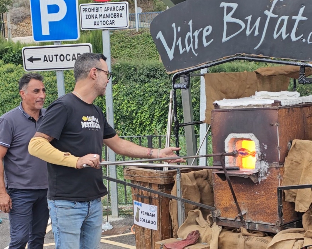 Dos dels mestres vidriers que han dut a terme demostracions en directe a Vitrum